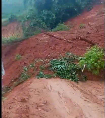 Mưa kéo dài do ảnh hưởng cơn bão Ragasa gây sạt lở đường vào Đắk Hiu, buôn Liêng Keh, xã Đắk Phơi